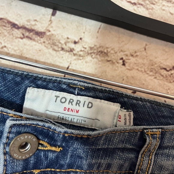 Torrid jean medium wash shorts size 16 - Picture 2 of 5